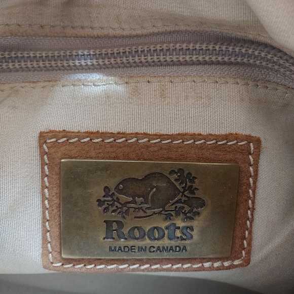 Roots brown Tribe leather crossbody bag (small) made in Canada 🇨🇦 - Picture 10 of 13